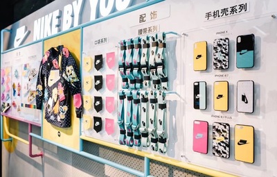 除了DIY球鞋，NIKE還推出服裝專屬定制服務(wù)！盡情發(fā)揮再也不怕撞衫！手機(jī)殼定制服務(wù)也來(lái)了